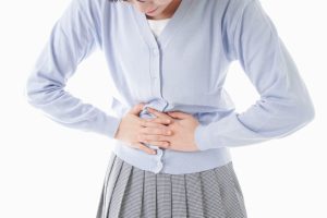 腹痛に苦しむ女性の画像