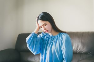 頭痛に悩む女性のイラスト