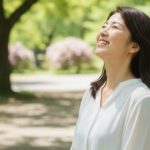 寒暖差疲労が完治し笑顔で外出を楽しむ女性