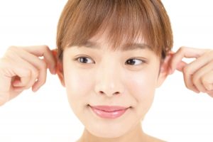 耳つぼマッサージをする女性のイラスト