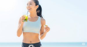 健康的で活動的な日本人女性が、夏の食事や飲み物を楽しんでいる