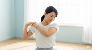 肩こりを解消し、趣味のヨガやスポーツを楽しみ、セルフケアに励む女性