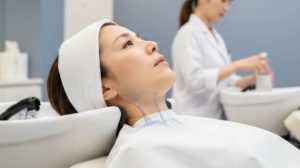 美容院のシャンプー台で不安を感じる日本人女性の横顔、首の血流と自律神経の関係を象徴する落ち着いた医療的イメージ